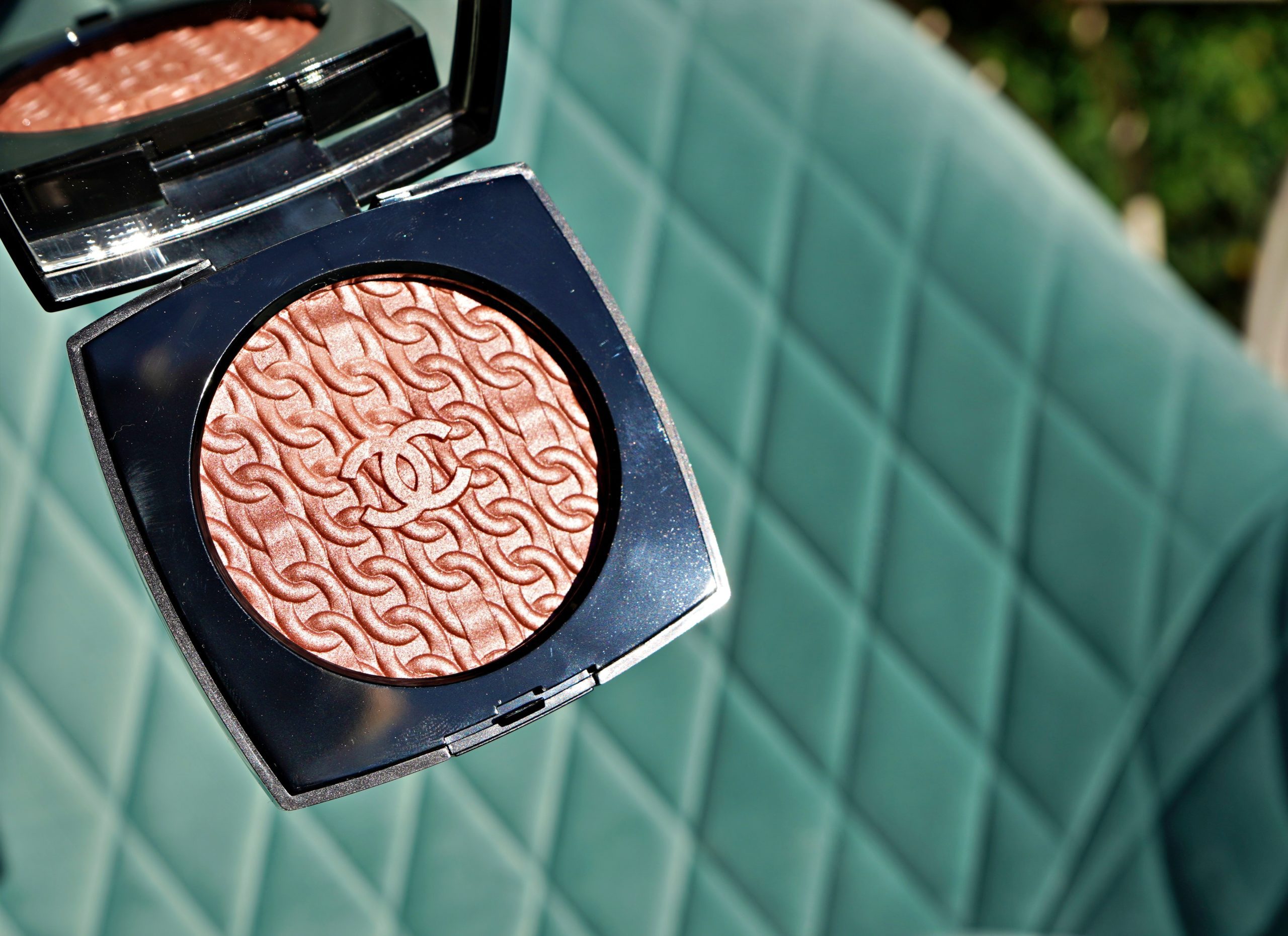Chanel Les Chaines de Chanel Illuminating Blush Powder | A Classic Chanel Beauty Look