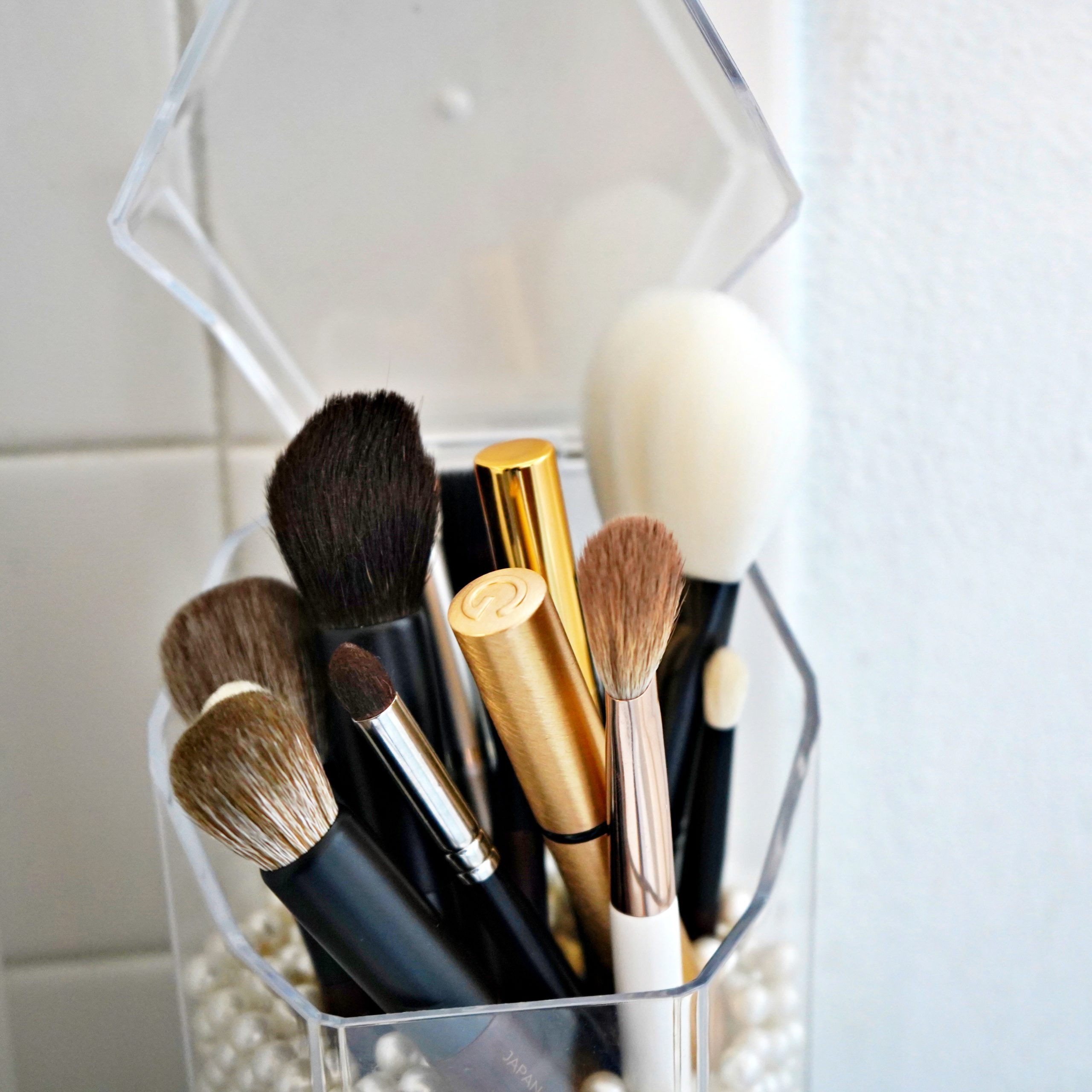 Dust-Free Brush Organizer | An Epic Holiday Gift Guide